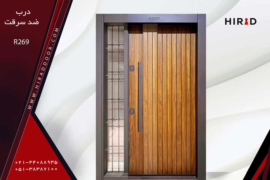 درب ضد سرقت یک و نیم لنگه گردویی رنگ، با روکش چوب همراه با یک کتیبه شیشه ای یک طرفه